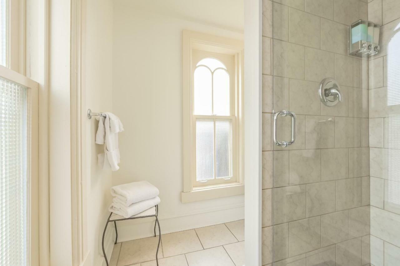 St Andrew Suites Fergus 外观 照片